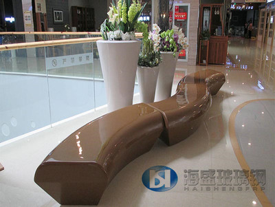 商場(chǎng)美陳玻璃鋼座凳現(xiàn)場(chǎng)圖